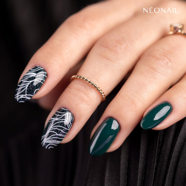 Manicure verde bottiglia - il colore di tendenza 2023